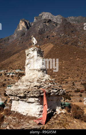 Le Népal, Everest Base Camp Trek, Khumjung, traditionnel vieux chorten sur colline au-dessus de village Banque D'Images