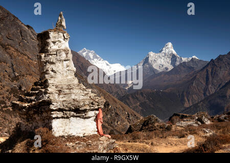 Le Népal, Everest Base Camp Trek, Khumjung, traditionnel vieux chorten avec vue sur l'Ama Dablam et le Lhotse montagne Banque D'Images
