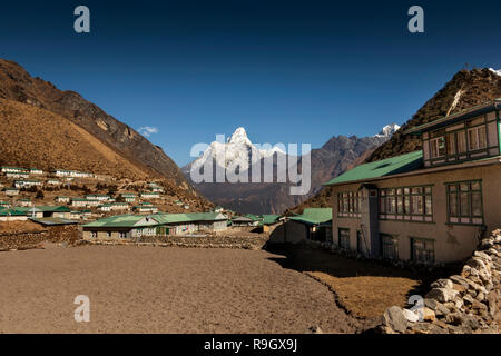 Le Népal, Everest Base Camp Trek, Khumjung, hiver, domaine agricole entre les maisons de village Banque D'Images