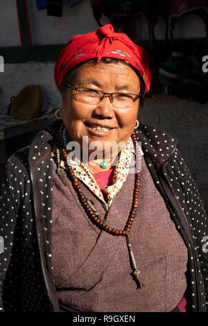 Le Népal, Everest Base Camp Trek, village Khumjung, petit propriétaire de décrochage des souvenirs pour touristes sur route de village gompa Banque D'Images