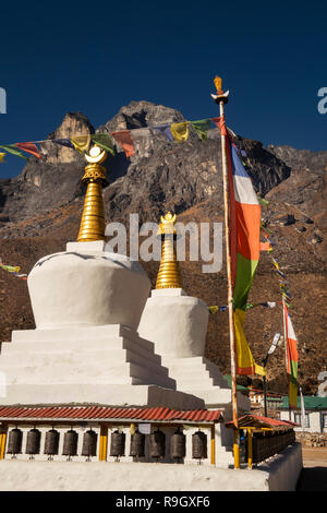 Le Népal, Everest Base Camp Trek, Khumjung, chortens Bouddhistes traditionnelles blanches ci-dessous Mont Thame (3650 m) Banque D'Images