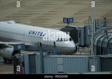 CHICAGO, ILLINOIS, UNITED STATES - Mai 11th, 2018 : un avion de United Airlines à la passerelle d'embarquement pour le départ de l'aéroport international O Hare Banque D'Images