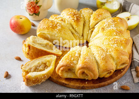La maison. Brioches gâteau aux pommes et amandes sur un fond noir en lumière. Banque D'Images