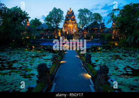 L'iof atmosfere soirée Temple Pura Saraswati avec bel étang de lotus, Ubud, Bali en Indonésie Banque D'Images