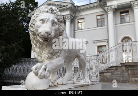 Sculpture Lion Palais Yelagin St. Banque D'Images