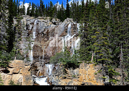 Chutes Tangle dans le parc national Jasper, Alberta, Canada une délicate cascade à plusieurs niveaux Banque D'Images