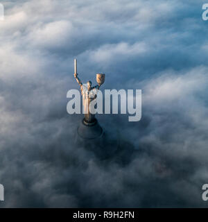 KIEV, UKRAINE - 10 NOVEMBRE 2018 : D'épais nuages de brouillard d'automne et la patrie monument qui sort d'entre eux. Ville dans la brume Banque D'Images