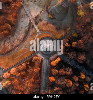 Vue aérienne d'un beau parc d'automne avec des caillebotis et un monument dans le centre. Destination touristique populaire. Banque D'Images