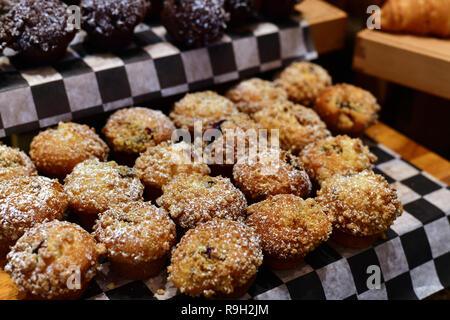 Vanilla Muffins appétissants sur shop window Banque D'Images
