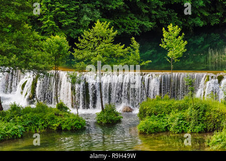 Rivière cascade sur Pilva, Jajce, Bosnie-Herzégovine Banque D'Images