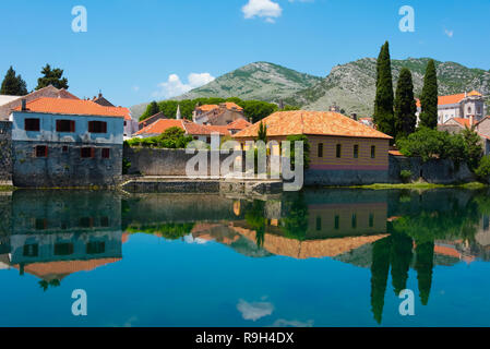 Vieille ville de Rivière Trebisnjica avec reflet dans l'eau, Trebinje, Bosnie et Herzégovine Banque D'Images