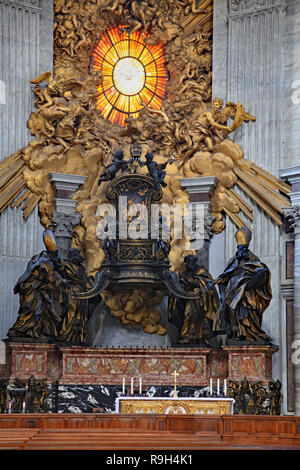 ROME - Octobre 2011 : la Basilique St Pierre, avec une sculpture baroque de la Chaire de Saint Pierre du Bernin, et les saints et les anges derrière le ma Banque D'Images