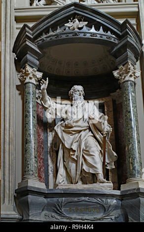 ROME - Octobre 2011 : Statue de Saint Paul à la Cathédrale Saint Jean de Latran, la plus ancienne basilique Saint-Pierre de Rome, et le siège officiel de l'évêque de Rom Banque D'Images