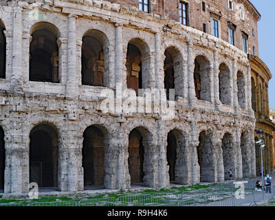 Rome, théâtre de Marcellus, l'ancienne structure utilisée comme fondement d'un immeuble à appartements Banque D'Images