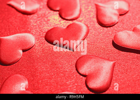Libre d'un cœur rouge sur un fond rouge. Valentine's day celebration concept. Focus sélectif. Banque D'Images