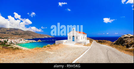 Belle vue de l'île Andros,avec petite église et chora,Cyclades,Grèce. Banque D'Images