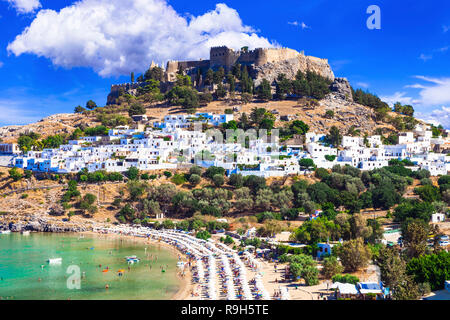 Lindos Bay magnifique vue mer,avec,des maisons traditionnelles et vieux château,l'île de Rhodes, Grèce. Banque D'Images