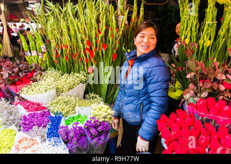 HANOI, VIETNAM - 14 février : vendeuse de fleurs non identifiées à l'Quang Ba marché aux fleurs le 14 février 2018 à Hanoi, Vietnam en Asie Banque D'Images