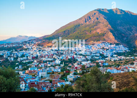 Paysage urbain de ville bleue Chefchaouen dans les montagnes du Rif, au Maroc en Afrique du Nord Banque D'Images