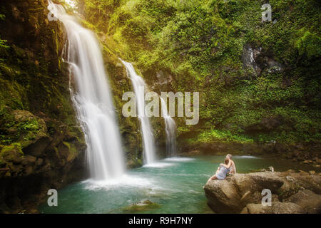 La Waikani Falls Wisconsin couple in love escapade romantique Banque D'Images