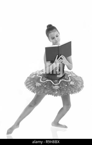 Priver les enfants ballerine. La plupart du temps passé dans la salle de sport de l'enfant danseur et de formation pratique de la performance. Pas de temps pour l'étude de l'école. Ballerine fille danser tandis que lire livre. Questions relatives à la carrière de ballet. Banque D'Images