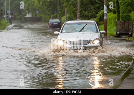 BELGRADE, SERBIE - 15 MAI : Inondations à Belgrade le 15 mai 2014. La conduite dans la rue inondée après dépassement de la rivière Sava à Belgrade, en Serbie. Banque D'Images