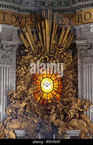 ROME, ITALIE - Le 26 octobre : Esprit Saint colombe dans la Cité du Vatican le 26 octobre 2009. La colombe, symbole de l'Esprit Saint au-dessus du trône de Saint Pierre au Vatican. Banque D'Images