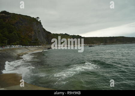 Belle brise-lames sur un jour de pluie dans la région de Luarca. Voyages, Nature, Vacances. Le 30 juillet 2015. Luarca, Asturias, Espagne. Banque D'Images