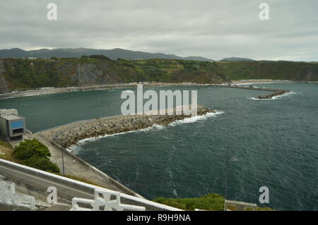 Belle brise-lames sur un jour de pluie dans la région de Luarca. Voyages, Nature, Vacances. Le 30 juillet 2015. Luarca, Asturias, Espagne. Banque D'Images