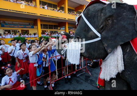 Ayutthaya, Thaïlande. Le 24 décembre, 2018. Un éléphant vêtu d'un costume de Père Noël effectue pour les étudiants pendant les fêtes de Noël à l'école en Jirasart province d'Ayutthaya, au nord de Bangkok, en Thaïlande le 24 décembre 2018. Chaiwat Subprasom Crédit :/Pacific Press/Alamy Live News Banque D'Images