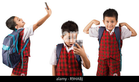 Jeune garçon asiatique en rouge de l'uniforme scolaire diverses poses isolé sur fond blanc. Banque D'Images