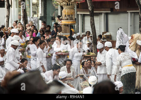 Seminyak Bali, Indonésie - 08 mars 2016 : hindous balinais restauration cérémonie rituelle dans la rue à la veille d'Nympi 'Silent day' Maison de Vacances Banque D'Images