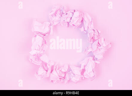 Rose pastel abstract background image réalisée à partir de papier froissé disposés en cercle avec copie espace. Banque D'Images