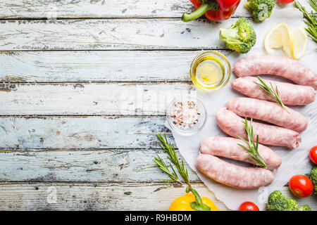 Des matières premières de la saucisse de poulet avec légumes et assaisonnements over white background Banque D'Images