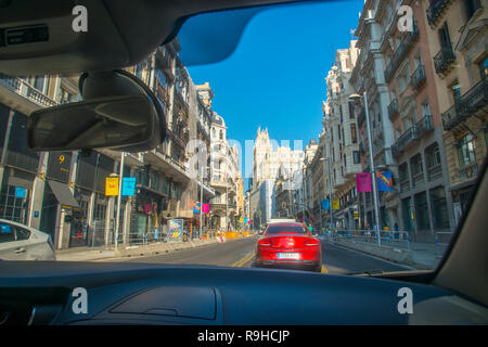 La rue Gran Via vu de l'intérieur d'une voiture. Madrid, Espagne. Banque D'Images