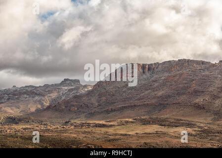 Un paysage de montagne dans les montagnes de Cederberg la Province du Cap occidental. La neige et la Wolfberg des fissures sont visibles sur les montagnes Banque D'Images