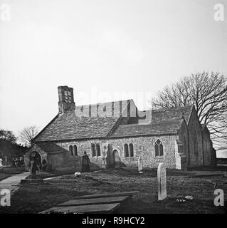 Au début du vingtième siècle photographie noir et blanc montrant église Saint Pierre dans le village d'Heysham dans le comté du Lancashire en Angleterre. On croit qu'une église a été fondée sur ce site dans la 7e ou 8e siècle. En 1080 il a été enregistré que l'emplacement a été le site d'une ancienne église saxonne. Une partie de la structure même de cette église reste dans l'église actuelle. Le chœur a été construit autour de 1340-50 et le collatéral sud a été ajouté au 15e siècle. Le bas-côté nord a été ajouté en 1864 et d'autres extensions et restaurations ont été effectuées par l'architecte E. G. Paley. La liste de Grade 1 Banque D'Images