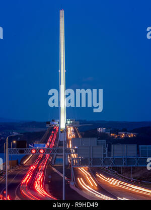 Queensferry Crossing, Forth Bridges, nuit, crépuscule, lumière, allumé, l'éclairage, trafic Banque D'Images