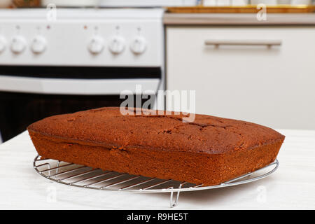 Des petits gâteaux au chocolat avec du vin rouge et de cerise se refroidit sur le pied dans l'arrière-plan flou cuisine. L'accent peu profondes. Banque D'Images