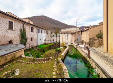 Rasiglia (Italie) - un peu de la ville en pierre au coeur de l'Ombrie, région nommée 'Village d'eau' pour le torrent et cascades qui traversent l'hi Banque D'Images