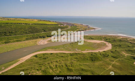 Vue aérienne de drone Ogmore par mer, Vale of Glamorgan, Pays de Galles. Credit : Phillip Roberts Banque D'Images