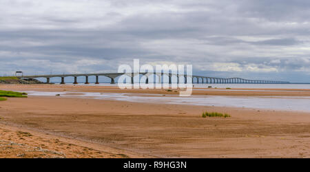 Île-du-Prince-Édouard et le Nouveau-Brunswick Pont de la Confédération. Large et longue vue d'angle de l'inter sur un pont couvert, humide journée d'été en août. Banque D'Images