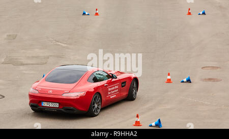 Kiev, Ukraine - 4 octobre, 2016 : Mercedes Benz star l'expérience. L'intéressante série de tests de conduite. Présentation La nouvelle Mercedes-Benz Amg GTs Banque D'Images