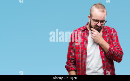 Hipster Young caucasian man wearing glasses sur fond isolé à la pensée fatigué et ennuyé par la dépression Les problèmes avec les bras croisés. Banque D'Images