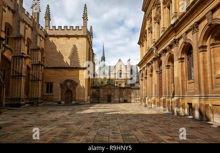 Le point de vue de l'ancienne cour de l'Université d'Oxford entouré par Divinity School, Chancellor's court, Bodleian Library et Sheldonian Theatre. Oxford. Banque D'Images