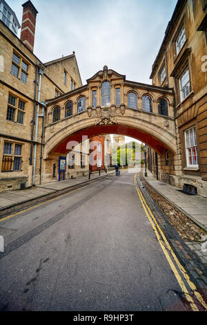 Hertford Bridge (Pont des Soupirs), le Skyway de la jointure de deux parties de Hertford College au New College Lane, la vue depuis la rue Catte. Oxford Uni Banque D'Images