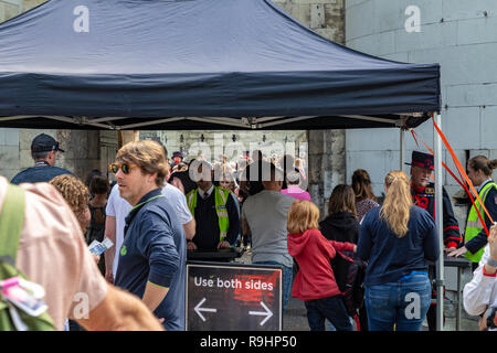 Les visiteurs et les touristes faisant la queue pour entrer dans la tour de Londres monument tourist attraction historique dans le centre de Londres près de la Tamise. Tower hill Banque D'Images