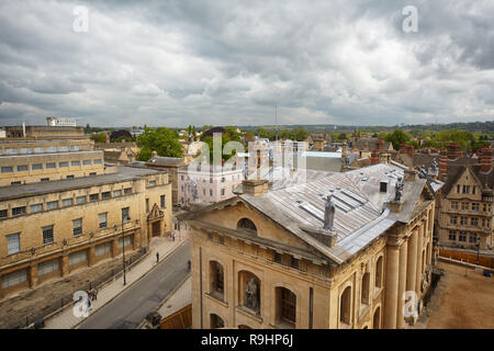 La vue de la coupole du Sheldonian Theatre au toit de Clarendon Building avec les neuf muses de statues en plomb sur le toit. L'Université d'Oxford. O Banque D'Images