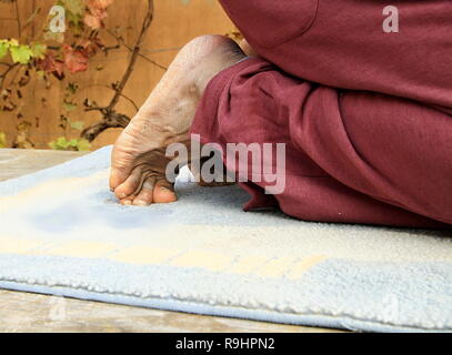 Homme musulman priant avec tapis sur le sol avec photo de stock de personnes Banque D'Images