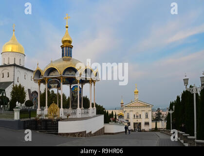 Vue aérienne de la Dormition de Pochayiv Lavra, un monastère orthodoxe de l'Oblast de Ternopil. L'Europe de l'Est Banque D'Images